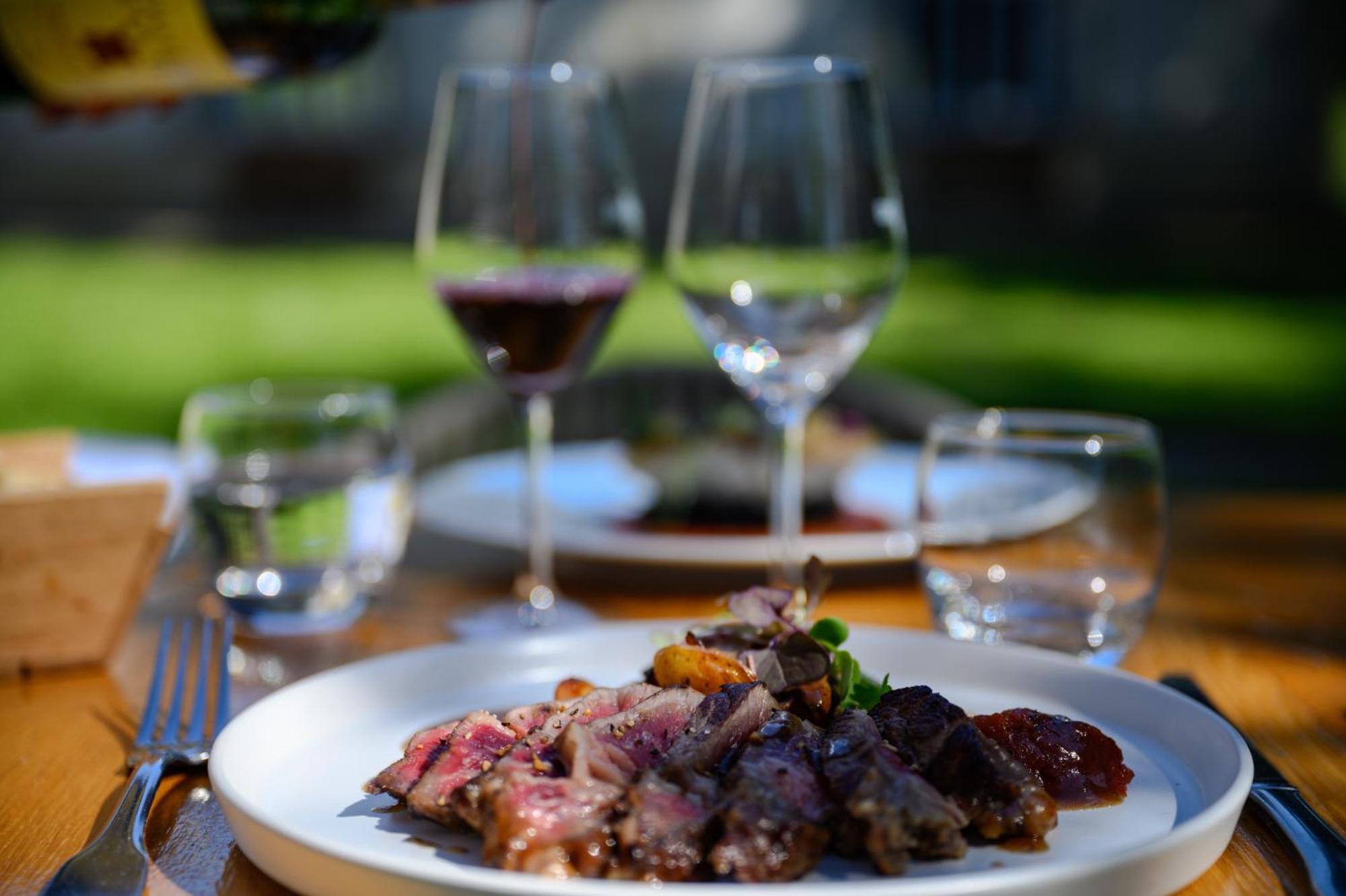 Pey La Tour - Logis Hotels & Restaurant Salleboeuf Екстериор снимка